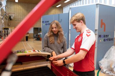 Elever fra U/NORD Frederikssund i gang med at bruge lasercutter i malerværket