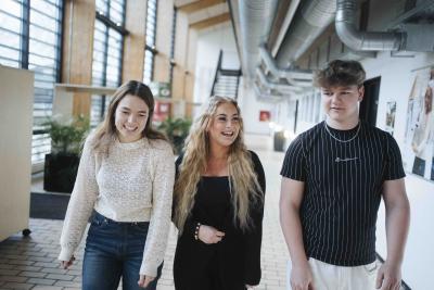Tre elever fra hhv. Lyngby Gymnasium, Lyngby Handelsskole og Lyngby Handelsgymnasium går sammen og griner
