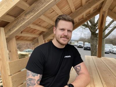 Tømrer underviser Jesper i hytte bygget af tømrerelever på Hillerød Tekniske Skole