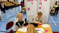 Elever fra Lyngby Handelsgymnasium arbejder med plancher til Baltic Sea-projekt