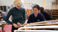 Elev og underviser bygger en båd på Helsingør Tekniske Skole 