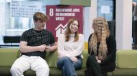 Tre elever fra hhv.  Lyngby Handelsgymnasium, Lyngby Gymnasium og Lyngby Handelsskole og sidder sammen på en sofa og taler