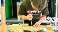 elev fra grundskole arbejder med træ i woodlab
