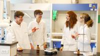fire elever i laboratorium bioteknologi