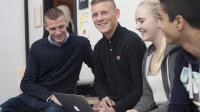 Fire EUX-elever sidder ved en computer og arbejder