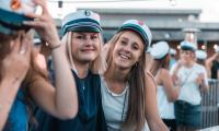 Studenter fra Hillerød Handelsgymnasium - HHX elever smiler glade