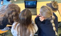 Folkeskoleelever spiller digitalt uddannelsesspil på computer