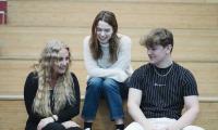 Tre elever fra hhv. Lyngby Gymnasium, Lyngby Handelsskole og Lyngby Handelsgymnasium sidder sammen på en trappe og taler