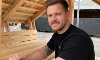 Underviser Jesper i hytte bygget af tømrer elever på Hillerød Tekniske Skole