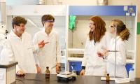fire elever i laboratorium bioteknologi
