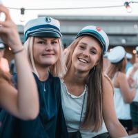 Studenter fra Hillerød Handelsgymnasium - HHX elever smiler glade