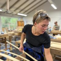 Marie Vera fra Helsingør Tekniske Skole er igang med at bygge en båd i værkstedet 