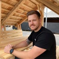Underviser Jesper i hytte bygget af tømrer elever på Hillerød Tekniske Skole